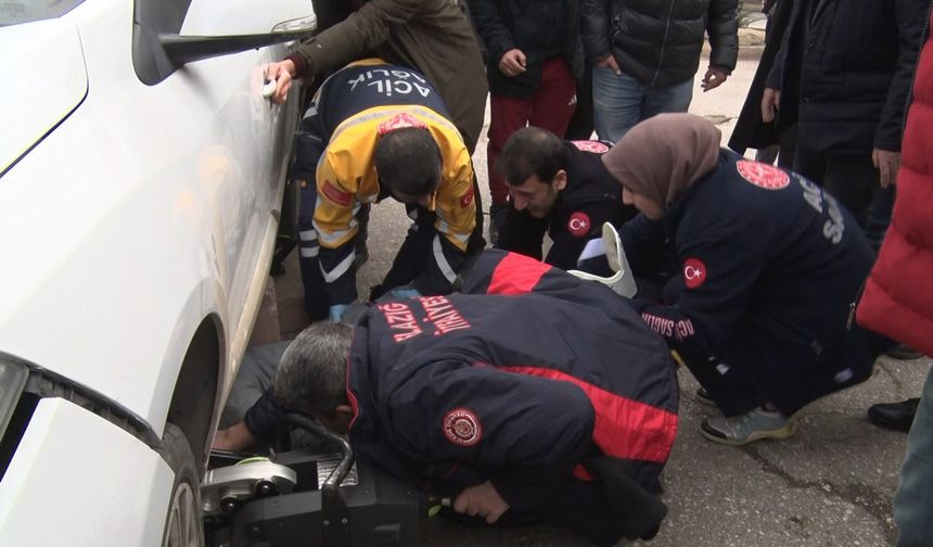 Kazada otomobilin altında kalan motokurye ağır yaralandı