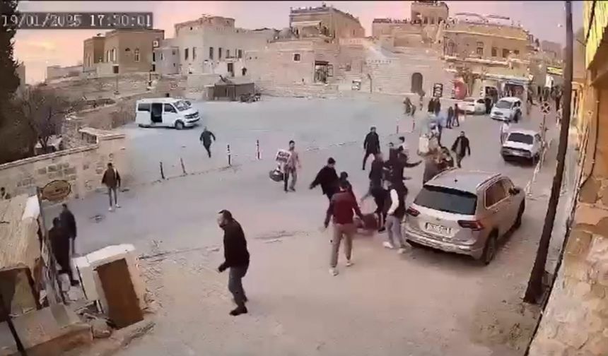 Mardin'de komşu esnafların bıçaklı kavgası kamerada; 2 yaralı (2)