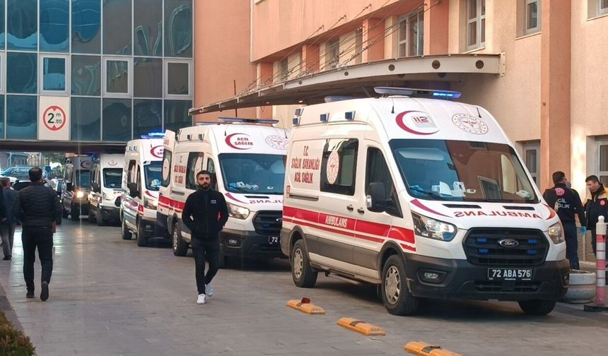 Otomobil ile öğrenci servis minibüsü çarpıştı: 20 yaralı