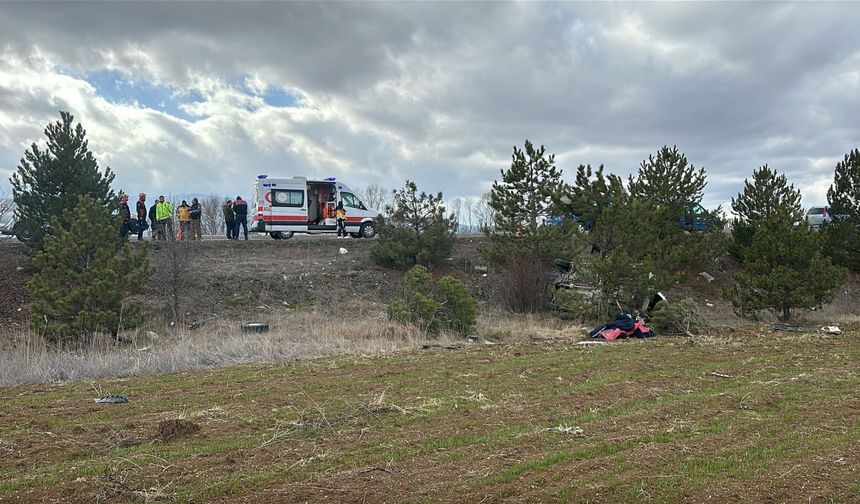 Otomobilden fırlayan yolcu öldü, sürücü yaralı