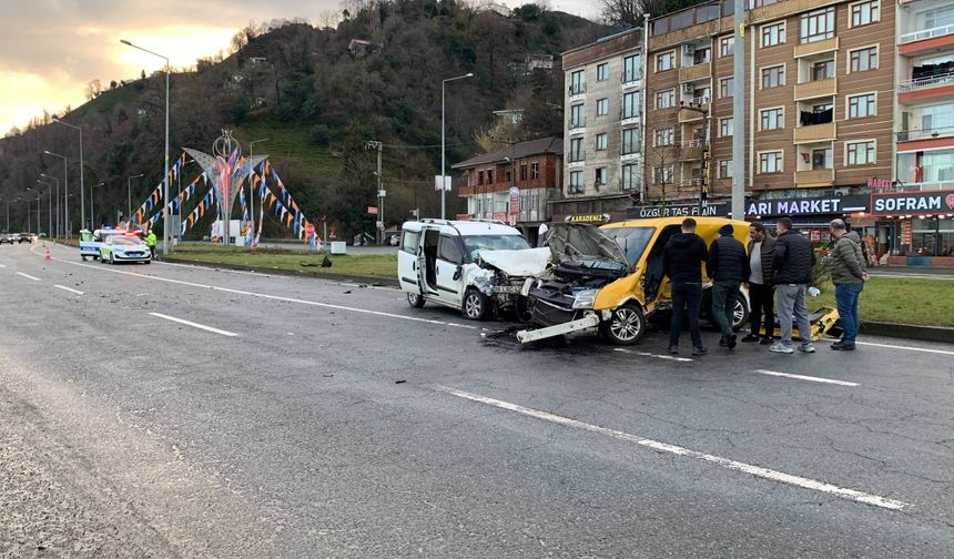 Rize Sahil Yolunda  Kaza; 2 Yaralı