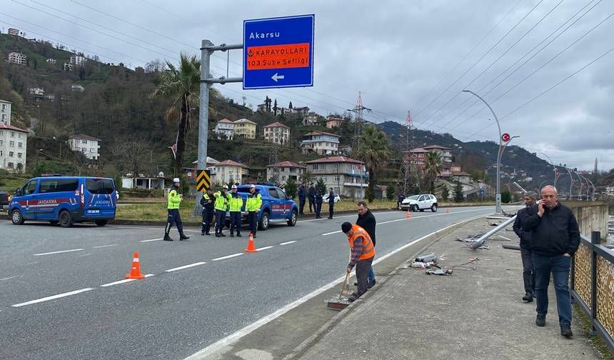 Rize'de Aydınlatma Direğine Çarpan Cipin Sürücüsü Yaralandı