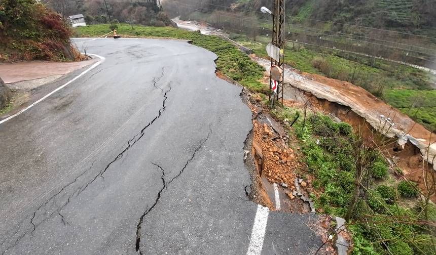 Rize'de Heyelanda Köy Yolu Çöktü