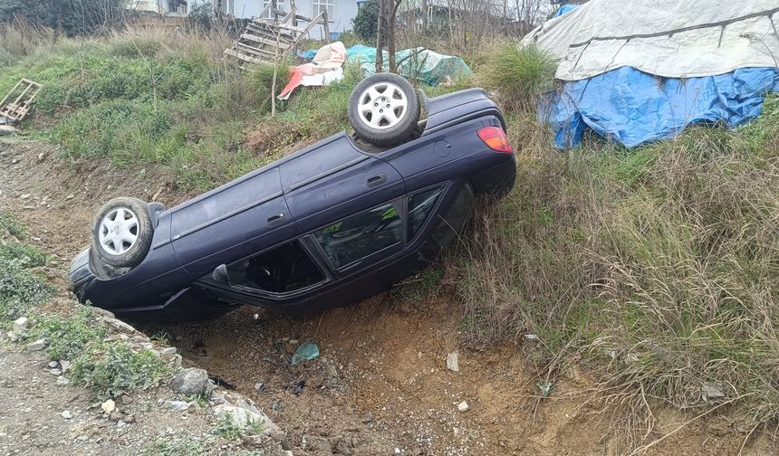 Takla atıp su kanalına düşen otomobilin sürücüsü yaralandı