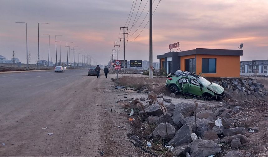 Toprak yığınına çarpıp takla atan otomobildeki 3 kişi yaralandı; kaza anı kamerada