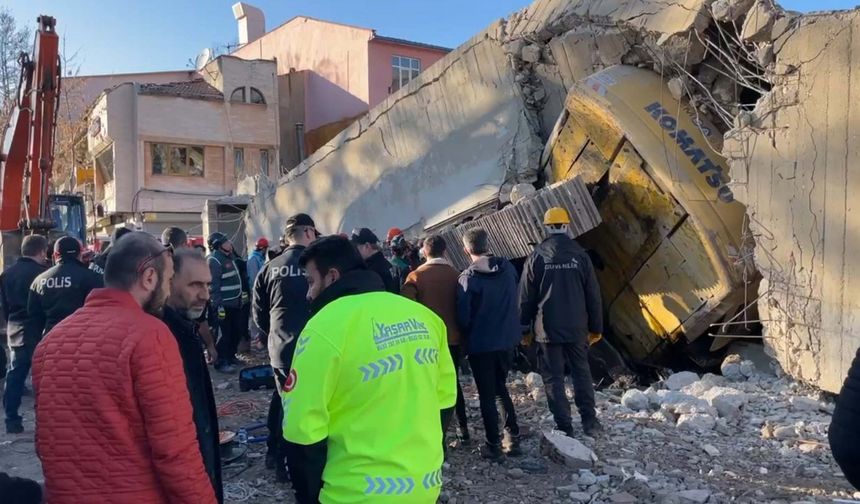 Uşak'ta yıkım sırasında iş makinesi operatörü göçük altında kaldı