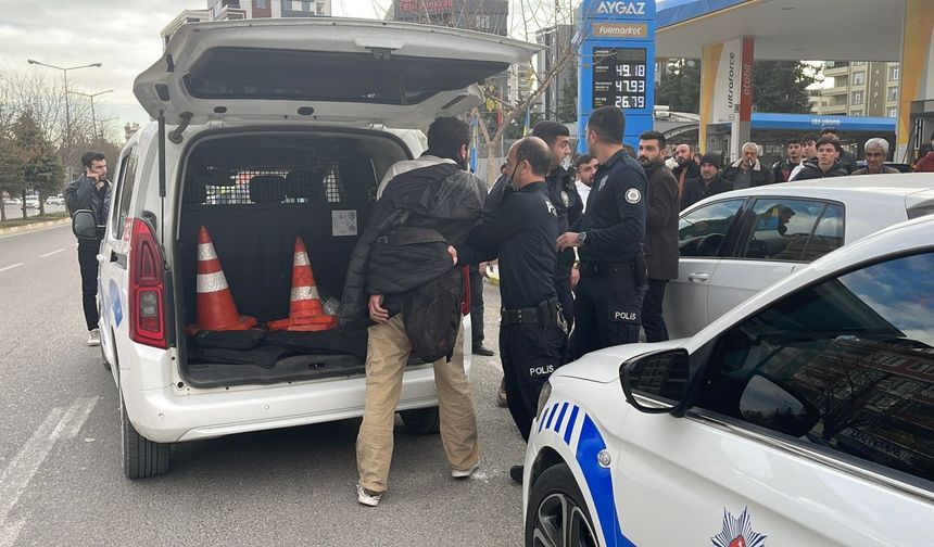 Yol kesen bıçaklı zorbayı dövüp, polise teslim ettiler