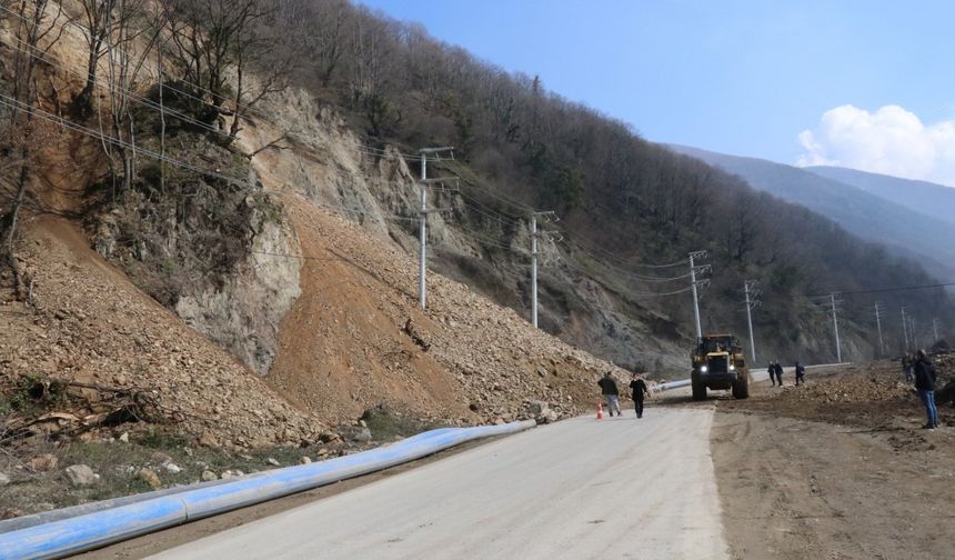 Düzce'de heyelan; 4 köy ve 2 mahallenin yolu trafiğe kapatıldı