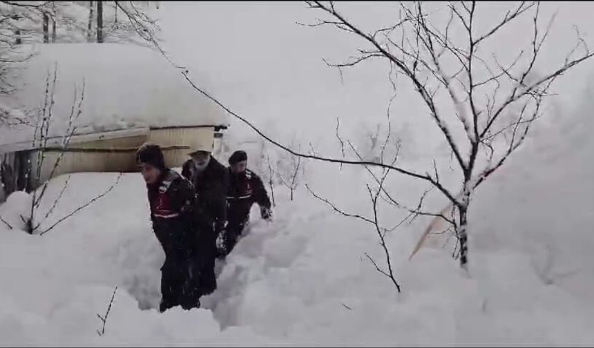 Kar nedeniyle köy evinde mahsur kaldı, jandarma ekipleri kurtardı
