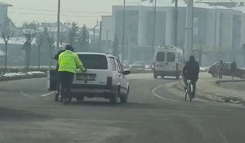 Polis, arızalanıp, trafiği aksatan aracı yol kenarına itti