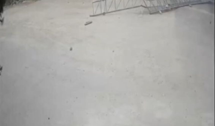 Açık unutulan damperi KGYS direğine çarpan kamyon devrildi; kaza kamerada