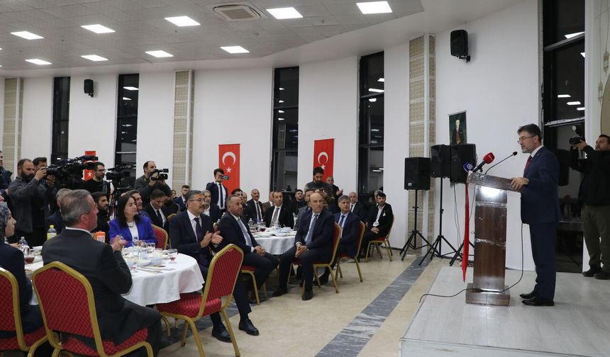 Bakanlar, Süper Lig'e yükselen Yüksekova Spor Kadın Futbol Takımı’nın kupa törenine katıldı (3)