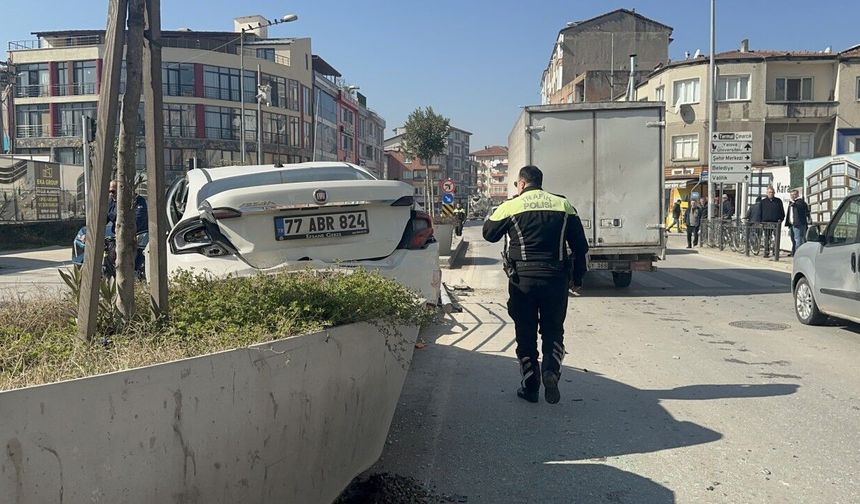 Beton mikseri ile çarpışan otomobil, direk ile refüje çarptı; sürücü yaralı