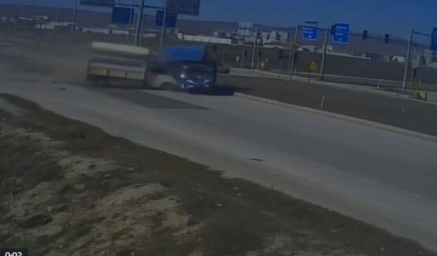 Çorum'da 2 hafif ticari araç çarpıştı; 3 kişinin yaralandığı kaza kamerada