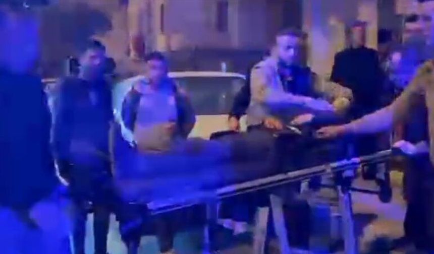 İki grup arasındaki kavgada boynundan bıçaklandı; o anlar kamerada