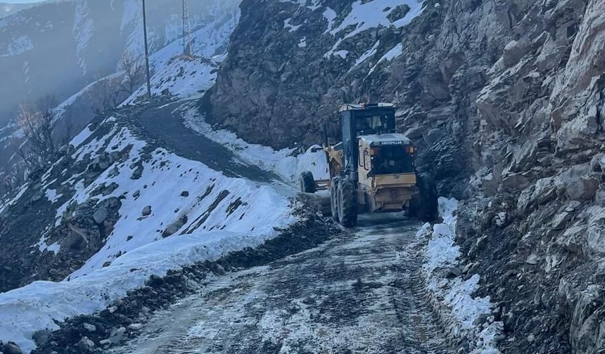 Kalp hastası, kapanan yol 4 saatte açılıp hastaneye ulaştırıldı