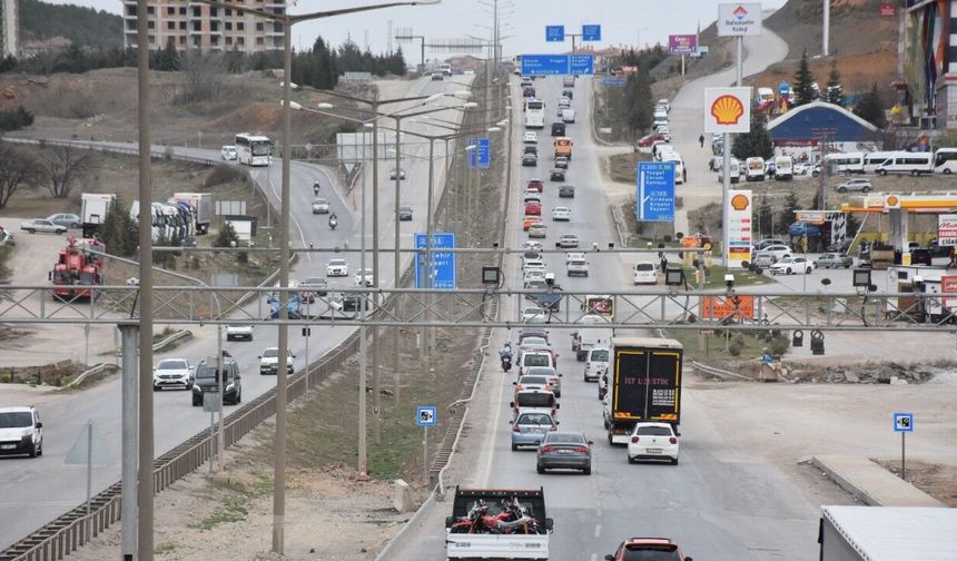 'Kilit kavşak' Kırıkkale'de, bayram yoğunluğu başladı