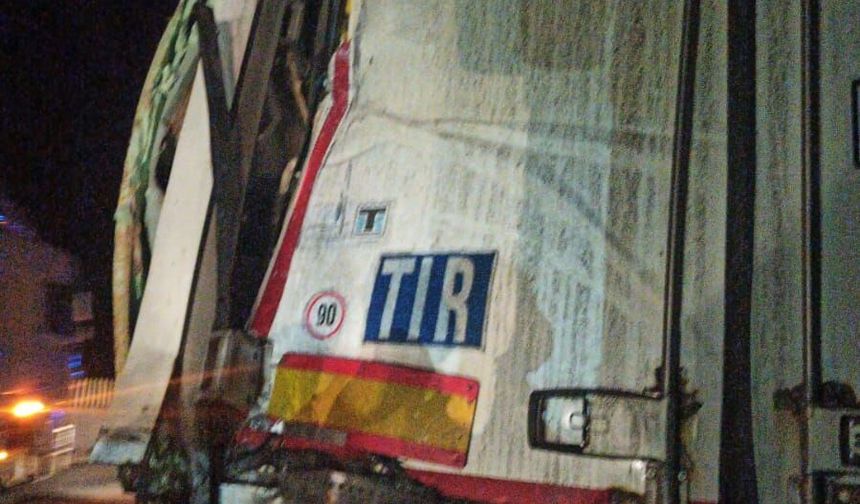Mersin'de yolcu otobüsü, TIR'a çarptı: 10 yaralı