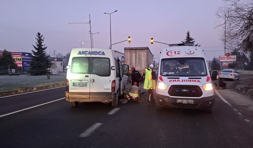 Minibüs, kırmızı ışıkta bekleyen TIR’a çarptı; sıkışan sürücüyü itfaiye kurtardı