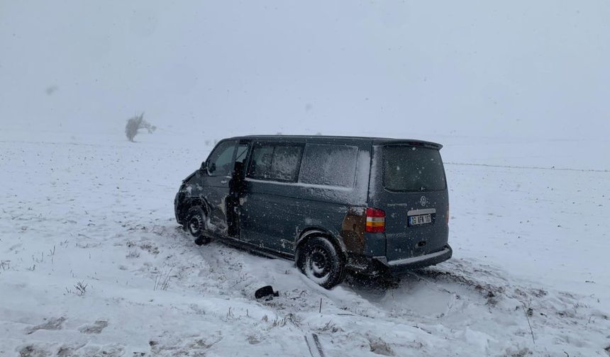 Minibüsle hafif ticari araç karlı yolda çarpıştı: 2 yaralı