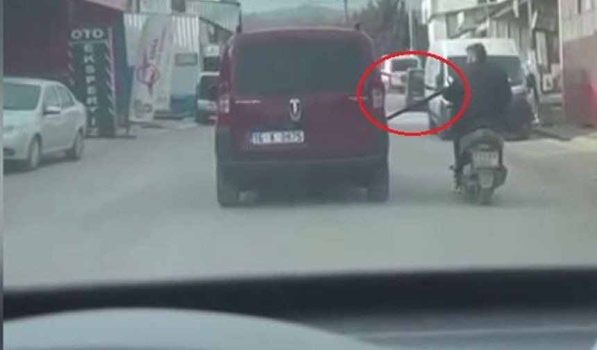 Motosikleti arızalanan sürücü, başka araçtan uzatılan emniyet kemerini tutup seyretti