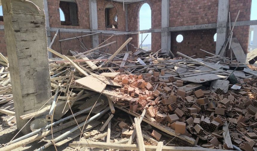 Nusaybin’de cami inşaatının iskelesi çöktü: 2 işçi ağır yaralı