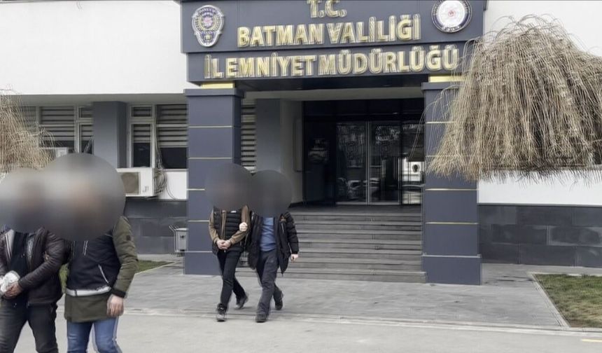 Otomobilin konsolu altındaki uyuşturucuyu 'Mailo' buldu
