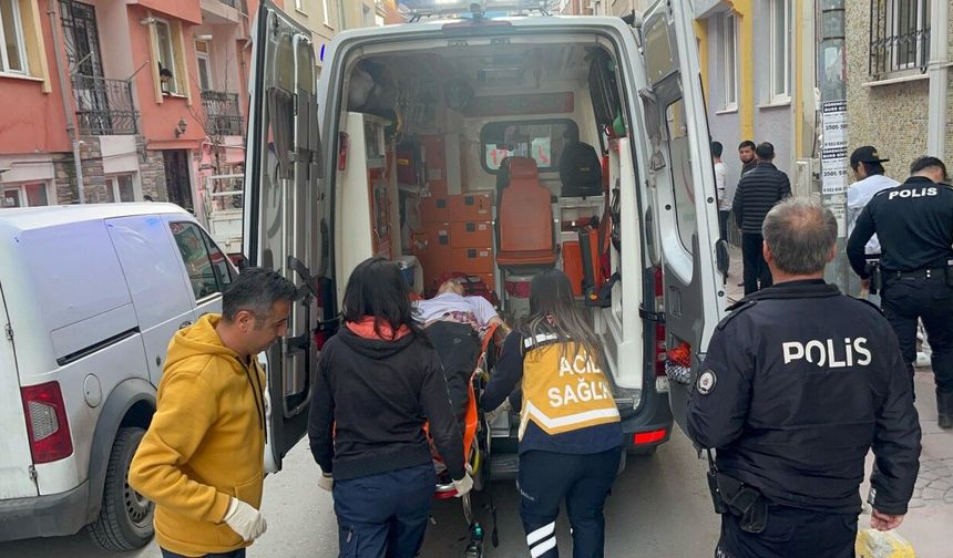 Oyun yüzünden tartıştığı 2 ev arkadaşını bıçakladı