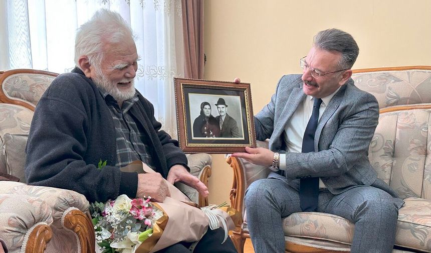 Vali Aksoy, 'Cumhuriyet' ile yaşıt olan Ali Sezer’i evinde ziyaret etti