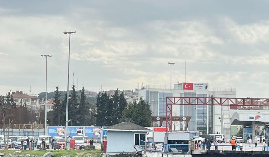 Yalova'da, dümeni kilitlenen feribot, iskeleye çarptı