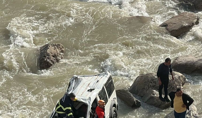 Zap Suyu'na düşen hafif ticari aracın sürücüsü öldü, oğlu yaralı