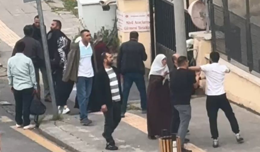 2 ailenin tekmeli yumruklu kavgası kamerada