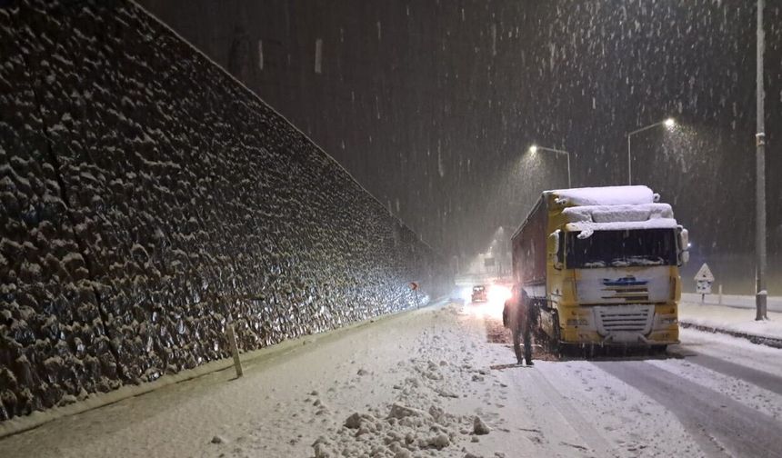 Ağrı’da eğitime kar engeli; Yolda kalan araçlar için küreme çalışması başlatıldı