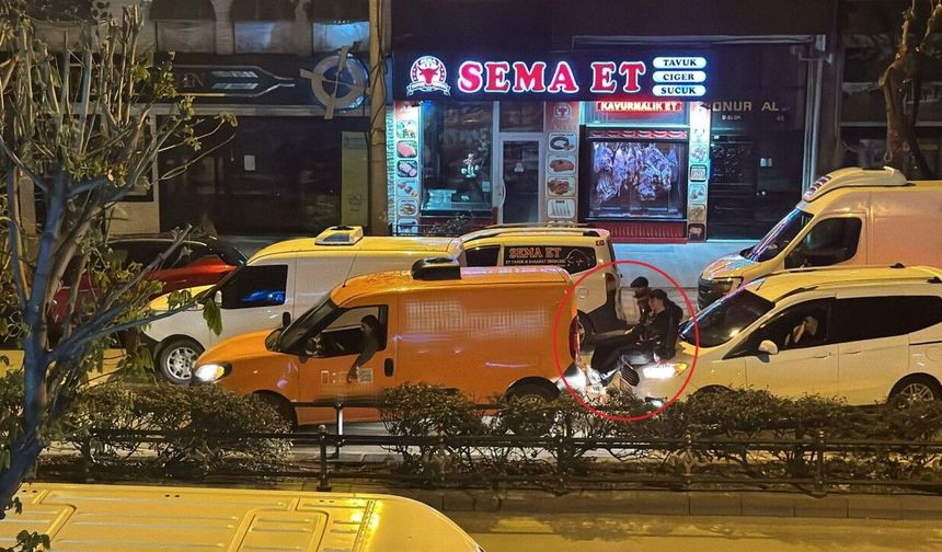 Arızalanan aracı, arkadaki aracın kaputuna oturup bacaklarıyla ittirerek götürdüler