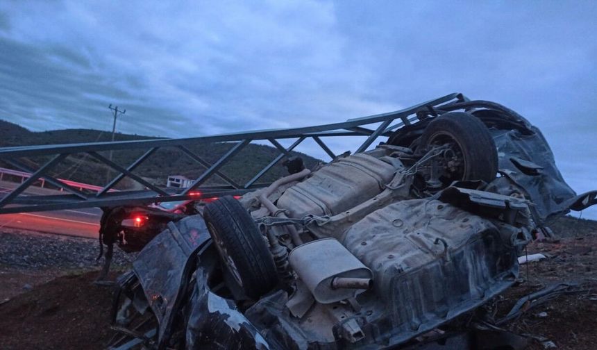 Bingöl'de çarptığı elektrik direği otomobilin üzerine düştü;1 ölü, 1 yaralı