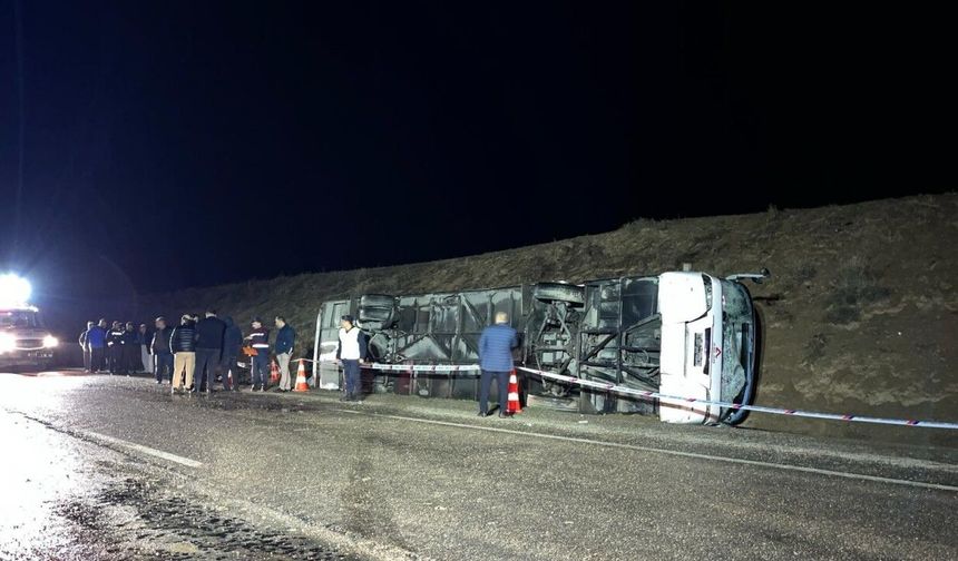 Çankırı'da işçilerin taşındığı servis otobüsü yol kenarına devrildi; 23 yaralı/ Ek fotoğraflar