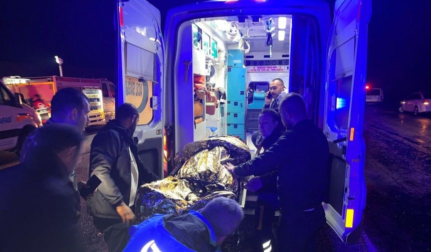 Çankırı'da işçilerin taşındığı servis otobüsü yol kenarına devrildi; 23 yaralı