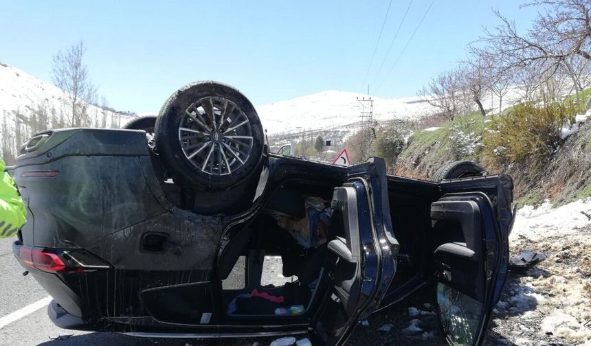 Devrilen otomobildeki çift ile 2 çocuğu yaralandı