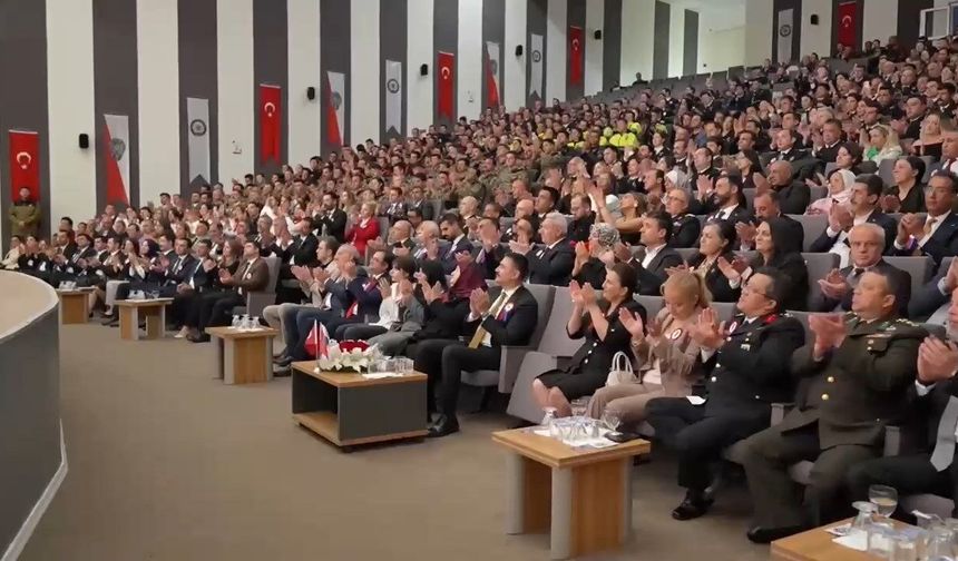 Emniyet müdürü bağlama çaldı, polis memurları şarkı söyledi