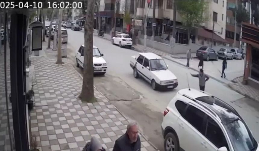 Karşıya geçerken aniden geri dönen yayaya otomobil çarptı; kaza kamerada