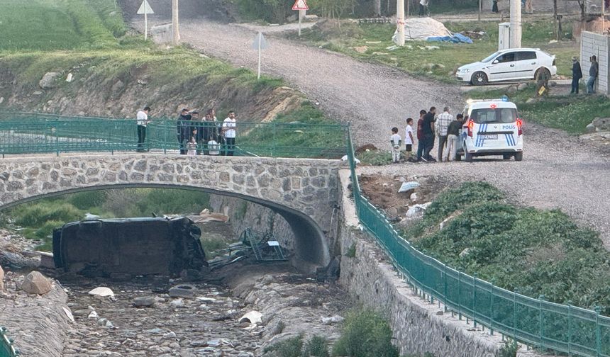 Kavgadan kaçarken otomobille köprüden düşüp yaralandı