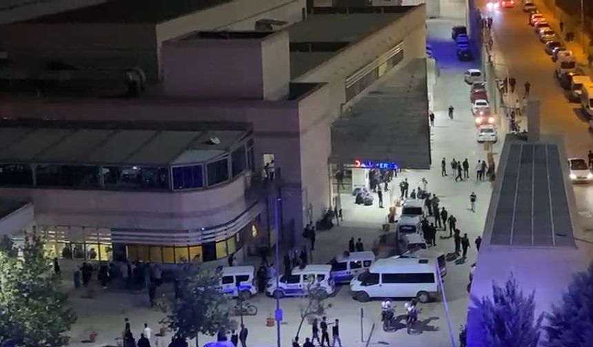 Mahalledeki taşlı, sopalı, bıçaklı kavga hastanede devam etti: 2'si ağır, 5  yaralı