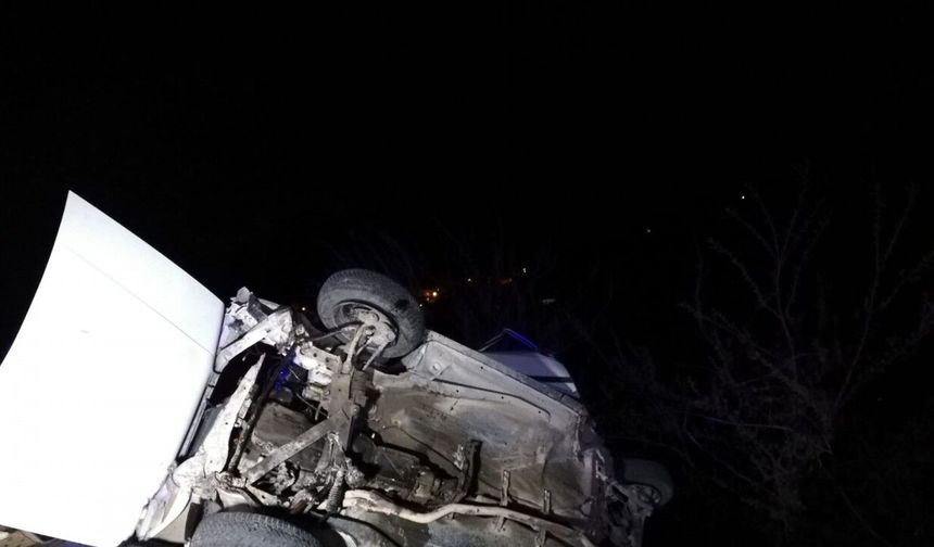 Malatya'da otomobil direğe çarptı; Zeydanur öldü, anne ve babası yaralandı