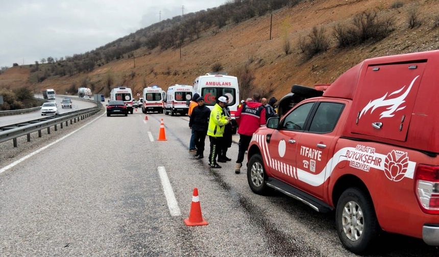 Malatya'da yolcu minibüs devrildi; 5 yaralı