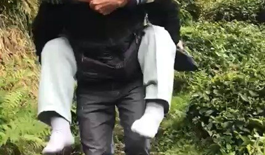 Muhtar, evine yol gitmeyen hasta köylüsünü sırtında taşıdı