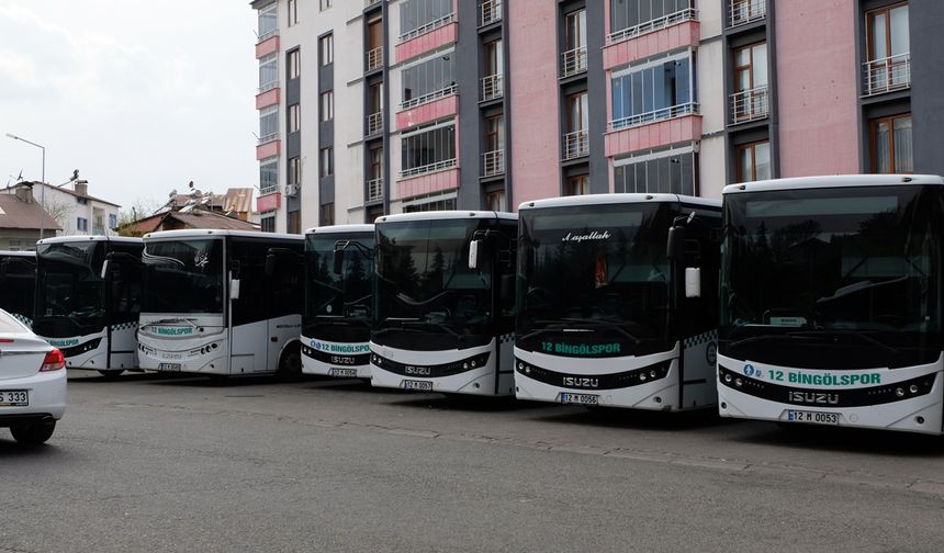 Otobüs şoförü, yola çıkan boğanın saldırısına uğradı; o anlar kamerada (2)