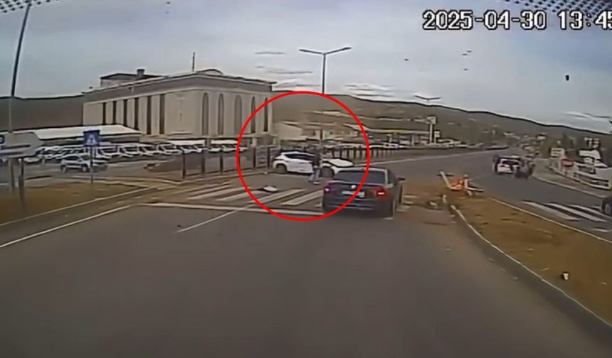 Otomobil refüje çarptığı kaza kamerada