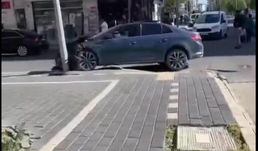 Otomobille çarpışan hafif ticari araç takla attı; 2 yaralı