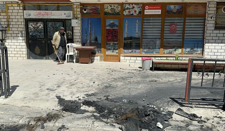 Park halindeki otomobili kundaklayıp kaçtı