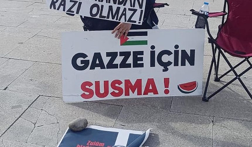 Üniversiteli Havva'dan tek kişilik protesto eylemi; Gazze için susma